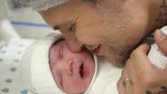 Saulo Poncio baba pelo filho recém-nascido, Henri - Instagram/@saulo