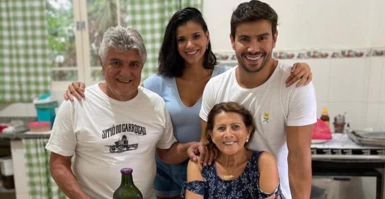 Mariano com a namorada, Jakelyne Oliveira, e os pais, Rui e Valentina Bijos - Instagram/@mariano