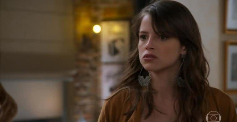 Camila (Agatha Moreira) fica impressionada com a atitude de Bruna (Fernanda Vasconcellos) - Globo