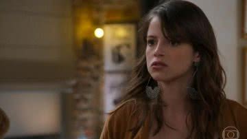 Camila (Agatha Moreira) fica impressionada com a atitude de Bruna (Fernanda Vasconcellos) - Globo