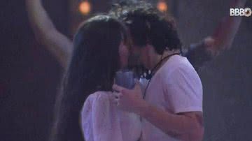 Thaís e Fiuk se beijam durante festa - TV Globo