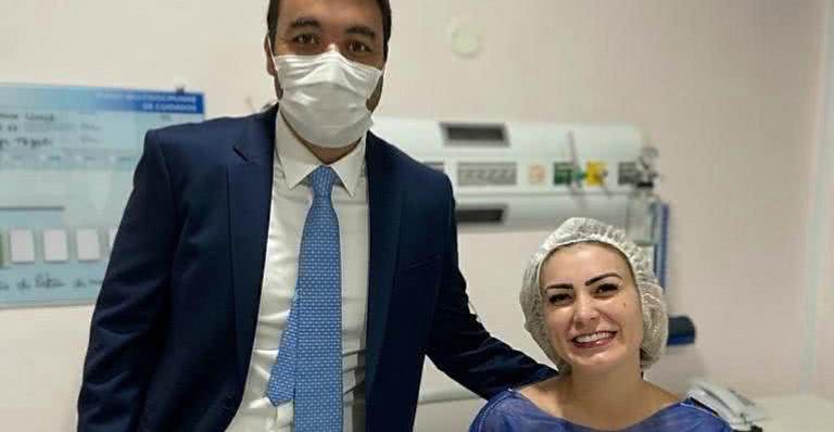 Andressa Urach posa com médico após cirurgia plástica - Instagram/@andressaurachoficial