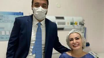 Andressa Urach posa com médico após cirurgia plástica - Instagram/@andressaurachoficial