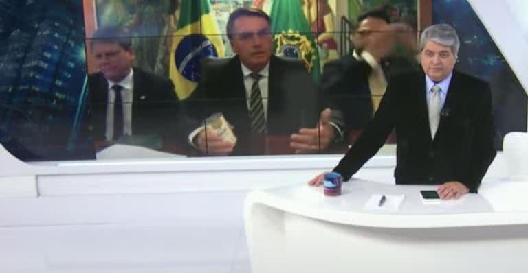Jair Bolsonaro concede entrevista a Datena, segurando uma lata de leite condensado - Youtube / Brasil Urgente
