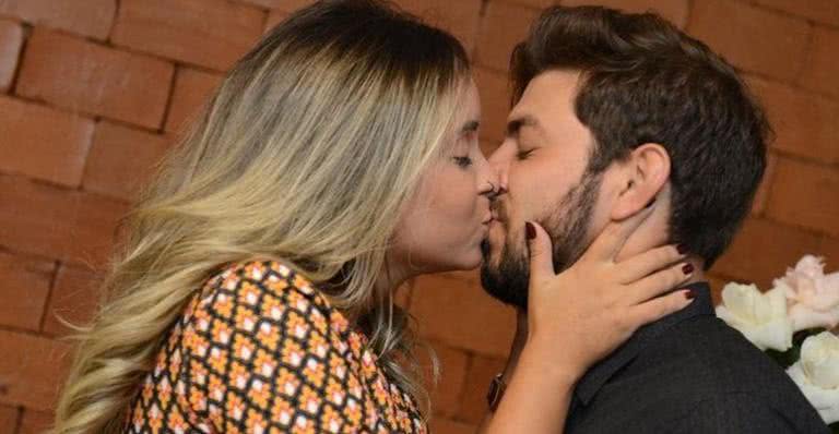 Waléria Motta publicou um registro beijando o marido, Caio, participante do 'BBB21', e declarou sua torcida: "Aguenta firme!" - Instagram/@waleria_motta