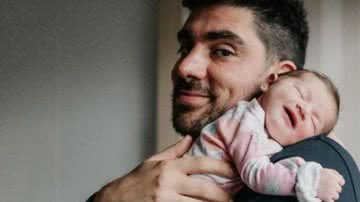 Patrícia Cardoso mostra Marcelo Adnet curtindo filha, de dois meses, Alice - Instagram / @eupatriciacardoso