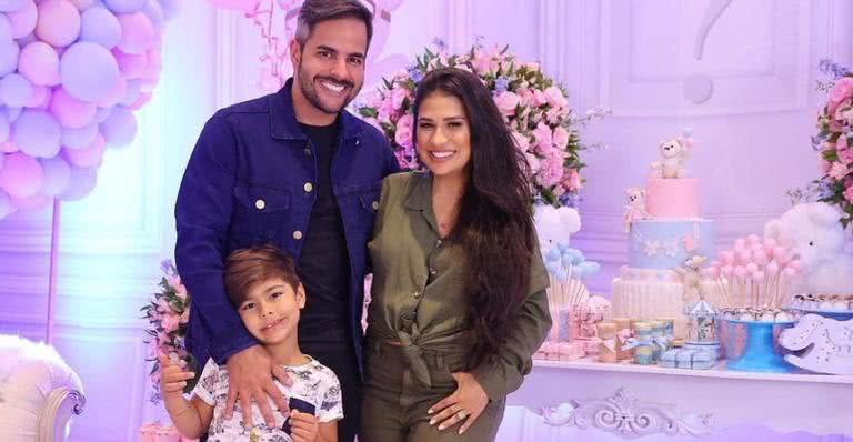 Simone e a família: o marido Kaká Diniz e o filho Henry - Instagram/@simoneses