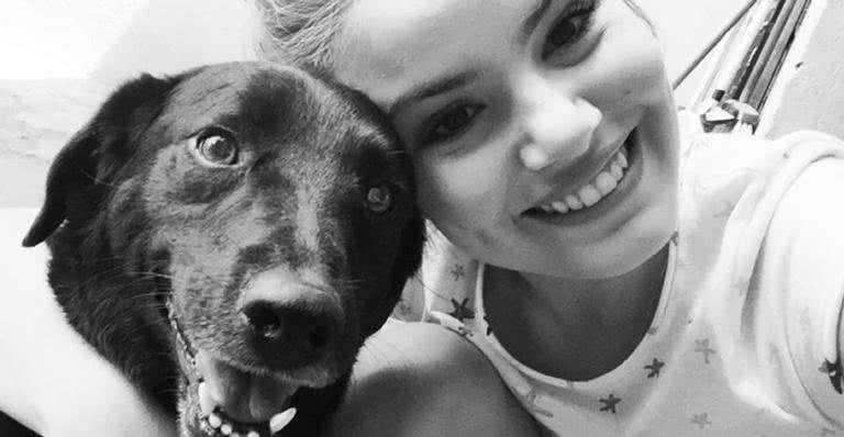 Camila Queiroz repostou uma selfie antiga, tirada ao lado do cãozinho - Instagram/@camilaqueiroz