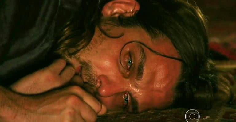 Alberto (Igor Rickli) fica desolado quando seu piano é levado e acaba entrando em crise - Globo