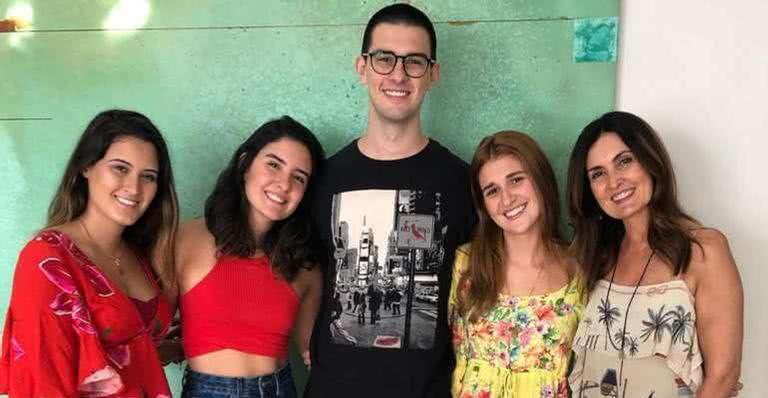 Fátima Bernardes ao lado dos três filhos e da nora - Reprodução/Instagram