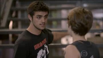 Cobra (Felipe Simas) ameaça Karina (Isabella Santoni) - Globo