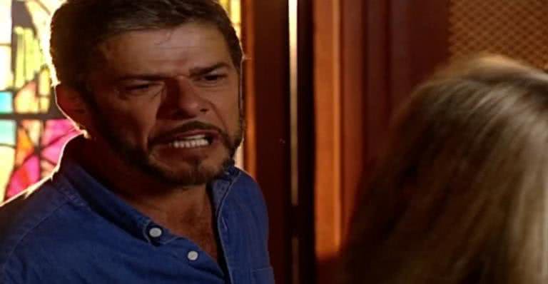 Pedro (José Mayer) fica chocado ao saber que é pai de Camila (Carolina Dieckmann) - Globo