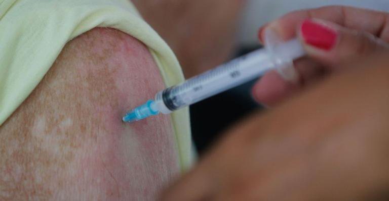 A prefeitura imunizou profissionais de educação antes de vacinar idosos com menos de 80 anos - Tânia Rêgo/Agência Brasil