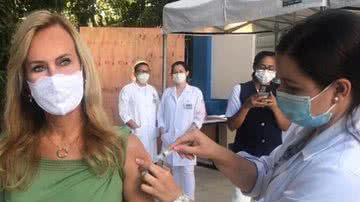 Helô Pinheiro recebe o imunizante contra o novo coronavírus - Instagram/@helopinheiro1