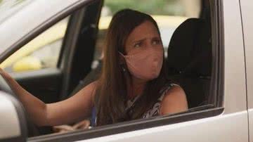 Thelma (Adriana Esteves) encontra Lurdes (Regina Casé) na rua - Globo
