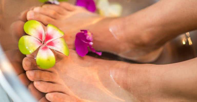 Os pés são os responsáveis por nos ‘aguentar’ o dia inteiro, portanto, fazer um carinho neles nunca é demais - Unsplash/@runejohs