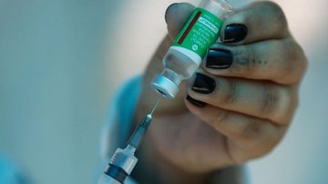 Vacina de Oxford produzida em parceria com a farmacêutica AstraZeneca é eficaz contra a variante - Tânia Rêgo/Agência Brasil