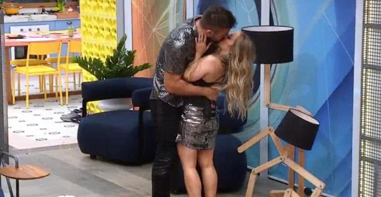 Arthur e Carla trocaram beijos em festa do 'BBB21' - Globo