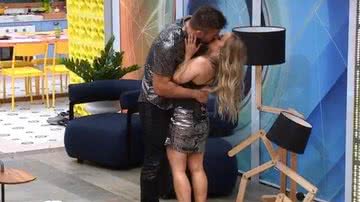 Arthur e Carla trocaram beijos em festa do 'BBB21' - Globo