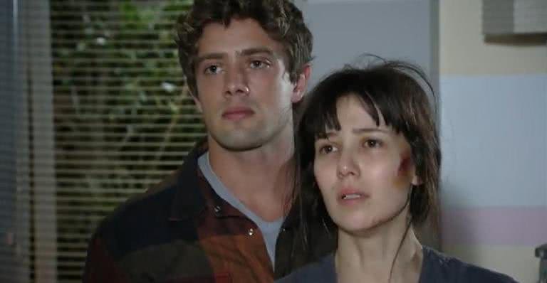 Rodrigo (Rafael Cardoso) e Manuela (Marjorie Estiano) são surpreendidos por Eva (Ana Beatriz Nogueira) - Globo
