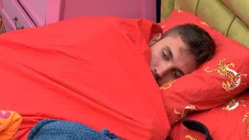 Após saída de Carla Diaz no BBB21, Arthur se deita sozinho no Quarto Colorido - Globo