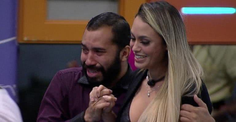 Gil do Vigor considera que é culpado pela saída da amiga - TV Globo