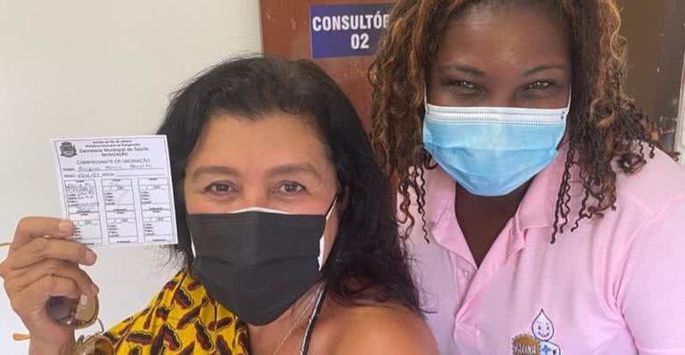 Regina publicou um registro com a profissional da saúde que aplicou sua vacina, chamada Jaciara - Instagram/@reginacase