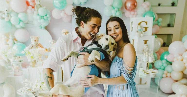 Whindersson e a namorada, Maria Lina, com o cachorro da família - Instagram/@whinderssonnunes