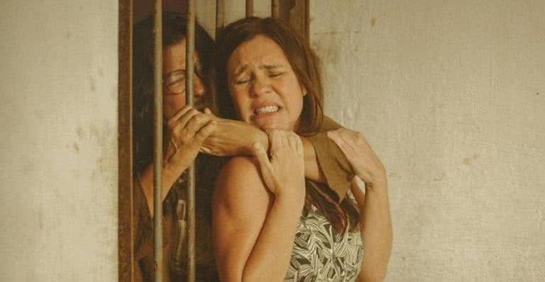 Thelma (Adriana Esteves) e Lurdes (Regina Casé) lutam em cenas finais de 'Amor de Mãe' - Divulgação/TV Globo