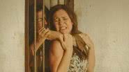 Thelma (Adriana Esteves) e Lurdes (Regina Casé) lutam em cenas finais de 'Amor de Mãe' - Divulgação/TV Globo