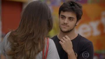 Cobra (Felipe Simas) entrega videobook de Bianca (Bruna Hamú) para Jade (Anaju Dorigon) - Globo