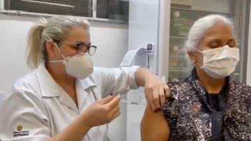 Fafá de Belém é vacinada contra a Covid-19 - Instagram/@fafadbelem