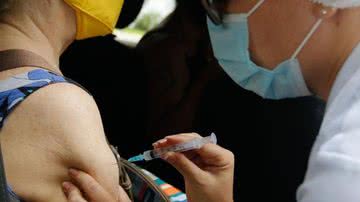 Ministério da Saúde vai distribuir novas doses de vacina contra covid-19 - Tânia Rêgo/Agência Brasil