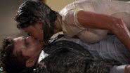 Kyra (Vitória Strada) e Alan (Thiago Fragoso) se beijam em 'Salve-se Quem Puder' - Divulgação/Globo