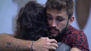 Arthur e Fiuk se abraçam no 'BBB21' - Globo