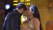 Arthur e Juliette se abraçam durante festa e trocam elogios - TV Globo