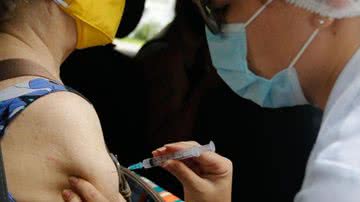 Além disso, homens e mulheres de 59 anos poderão receber a imunização - Tânia Rêgo/Agência Brasil