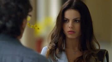 Alice (Sthefany Brito) é surpreendida por Renato (Luiz Carlos Vasconcelos) em 'A Vida da Gente' - Globo