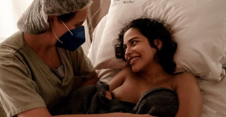 A doula Carla Dieguez  em uma conversa carinhosa logo após o parto. - Fernanda Sophia