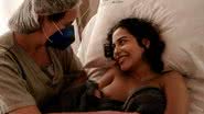 A doula Carla Dieguez  em uma conversa carinhosa logo após o parto. - Fernanda Sophia