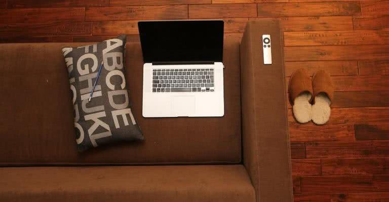 Não é possível fazer home office no sofá de casa, viu! - Pixabay
