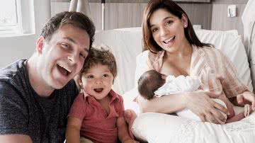 Sabrina Petraglia ao lado do marido e dos dois filhos - Reprodução/Instagram