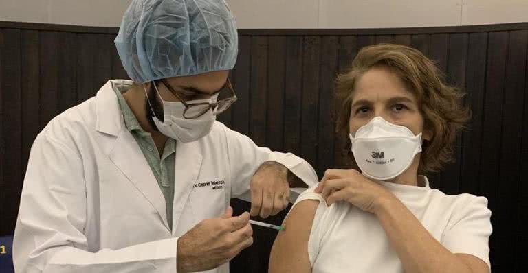 Drica Moraes, de 51 anos, tomou a primeira dose da vacina contra o novo coronavírus - Instagram/@oficialdricamoraes