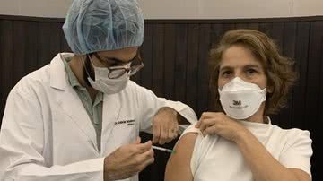 Drica Moraes, de 51 anos, tomou a primeira dose da vacina contra o novo coronavírus - Instagram/@oficialdricamoraes