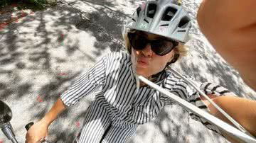 Carol Dieckmann passeia de moto usando pijama - Instagram/@loracarola