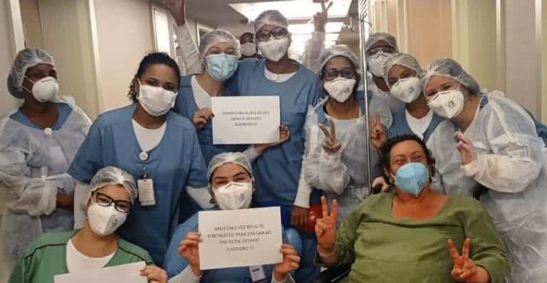 Após receber alta, Bárbara Bruno posou com a equipe médica - Instagram/ @vanessagoulartt