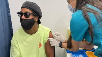 Ronaldinho Gaúcho é vacinado contra a Covid-19 em Duba - Instagram/@ronaldinho