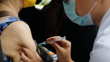 Segundo a prefeitura, a estimativa é que sejam imunizadas 186.047 pessoas desse grupo - Tânia Rêgo/Agência Brasil