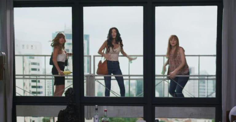 Alexia (Deborah Secco), Kyra (Vitória Strada) e Luna (Juliana Paiva) correm perigo em andaime - TV Globo