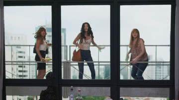 Alexia (Deborah Secco), Kyra (Vitória Strada) e Luna (Juliana Paiva) correm perigo em andaime - TV Globo